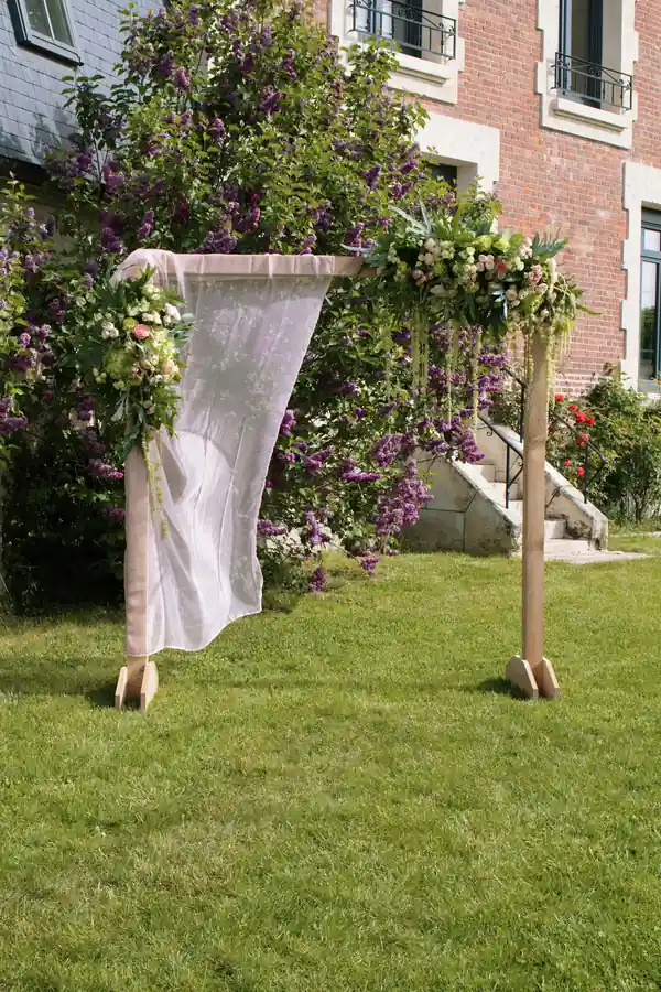 Arche florale pour cérémonie en extérieur