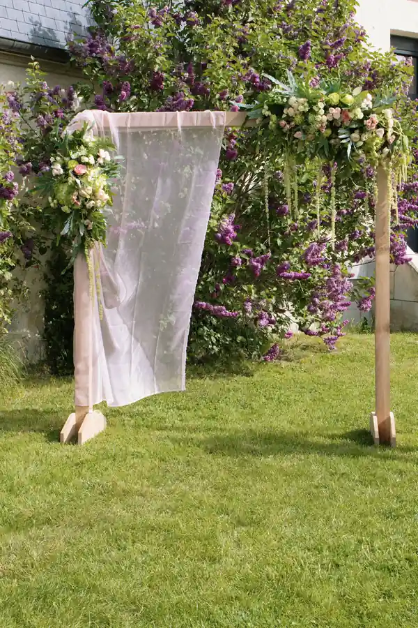 Arche florale avec glycines et roses
