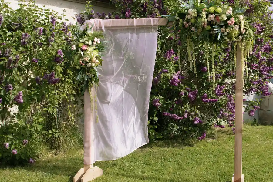 Arche florale de mariage dans un jardin