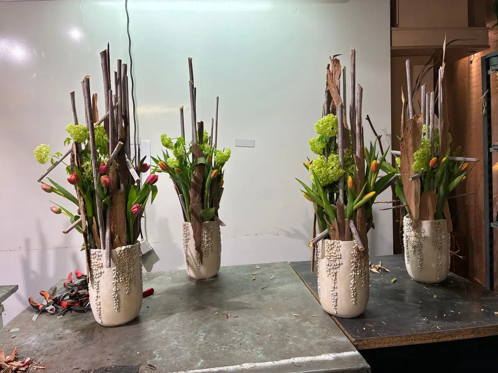 Atelier vases blancs et tulipes (3)