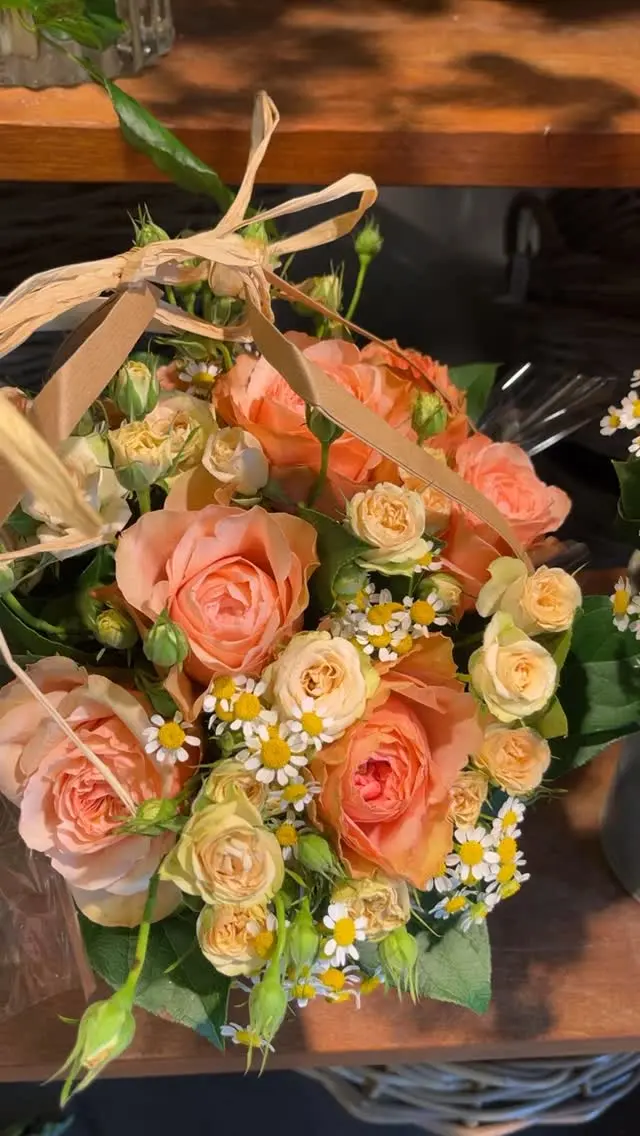 Bouquet roses pêche marguerites et raphia