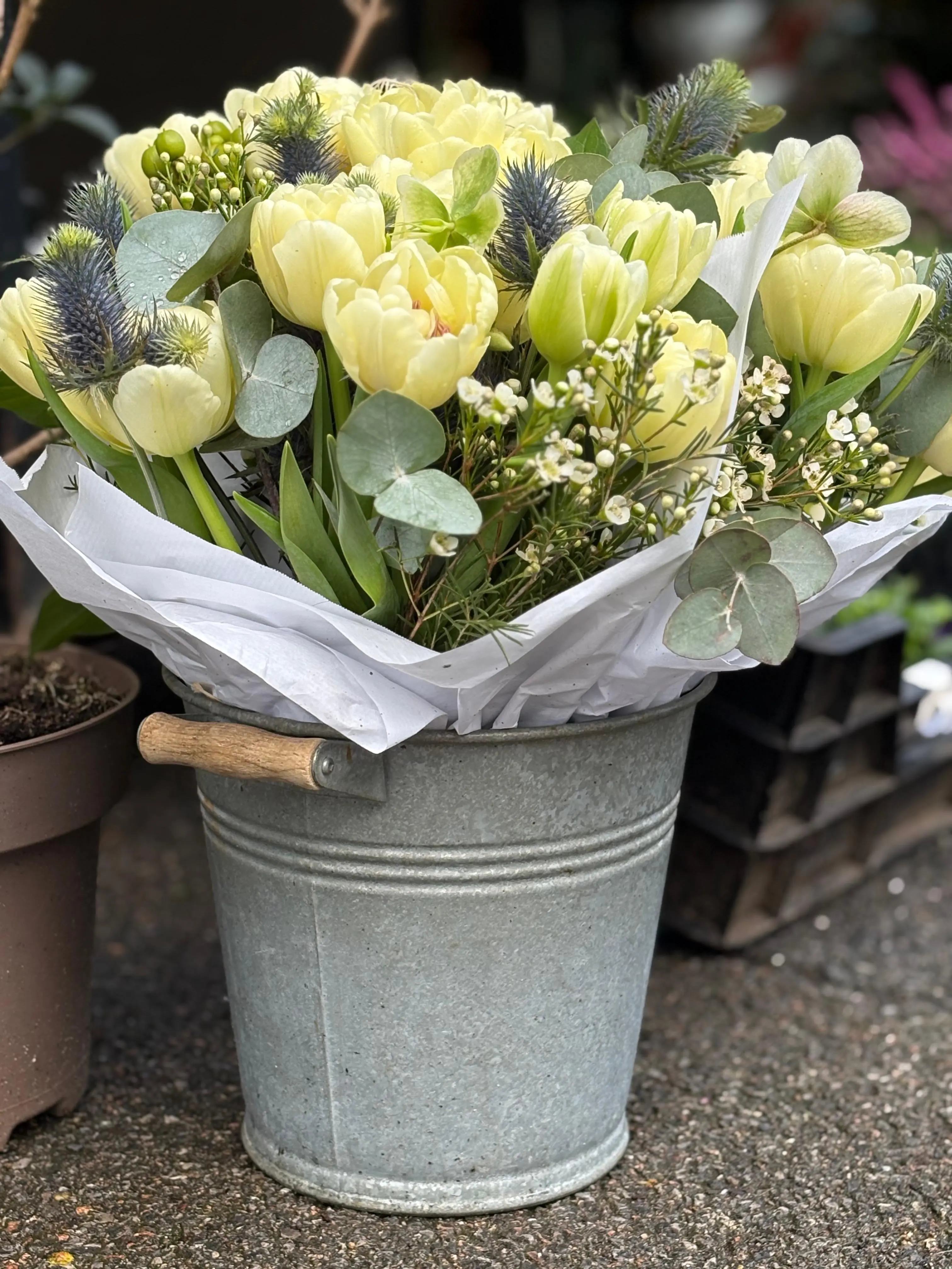 Bouquet tulipes doubles jaunes en seau zinc