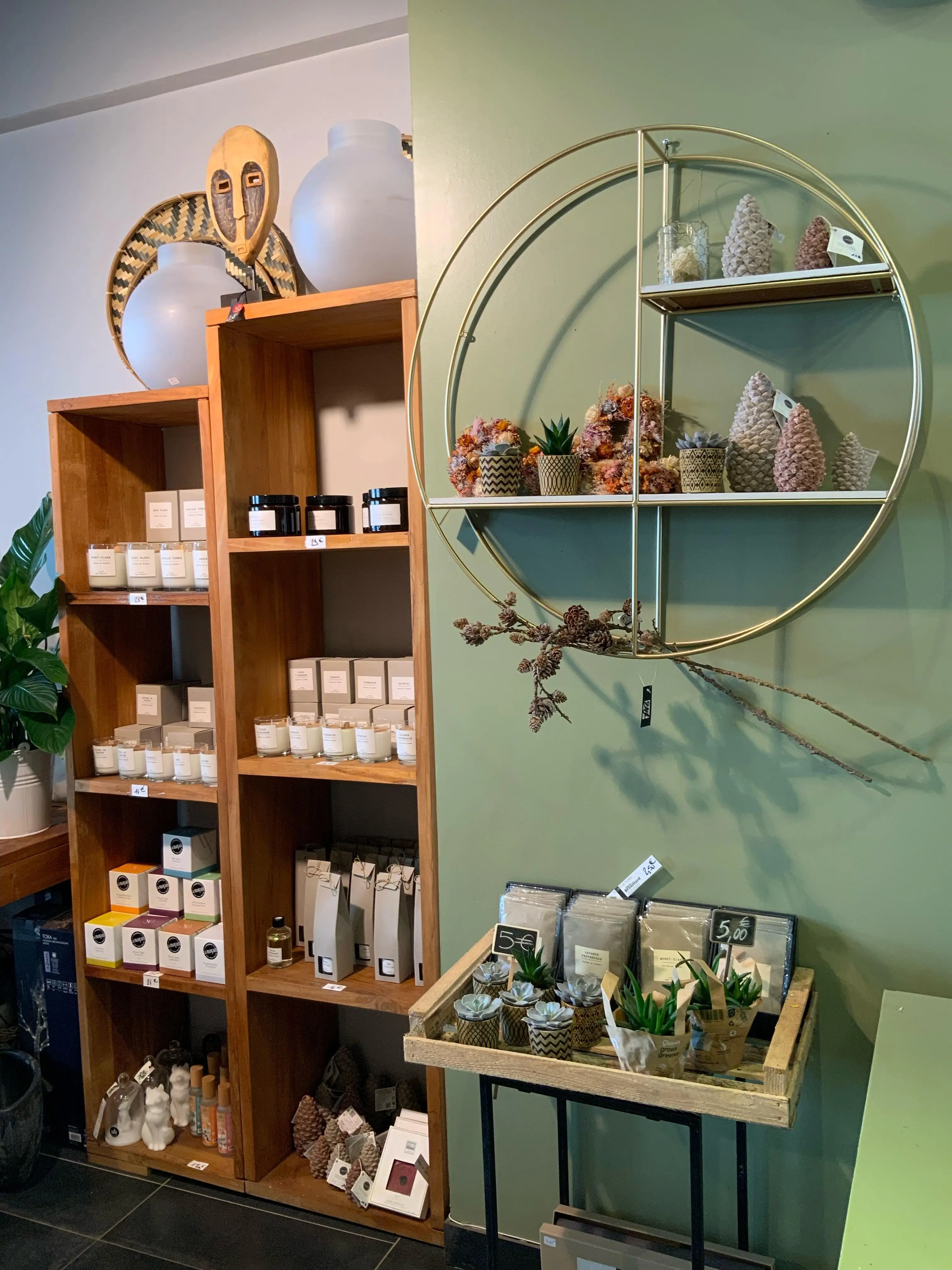 Étagère bougies décoration et statuette