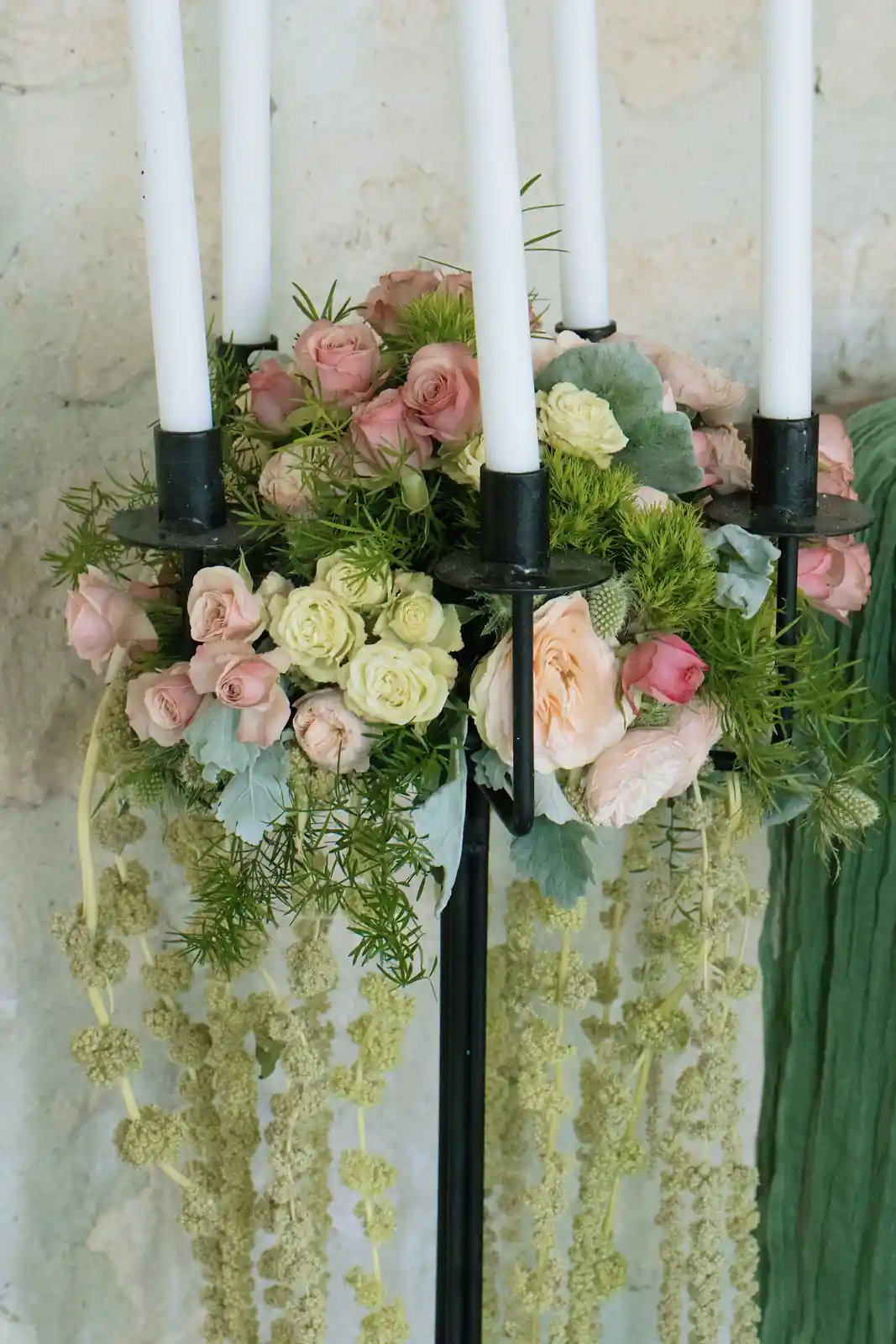 Candélabre fleuri avec roses pour mariage