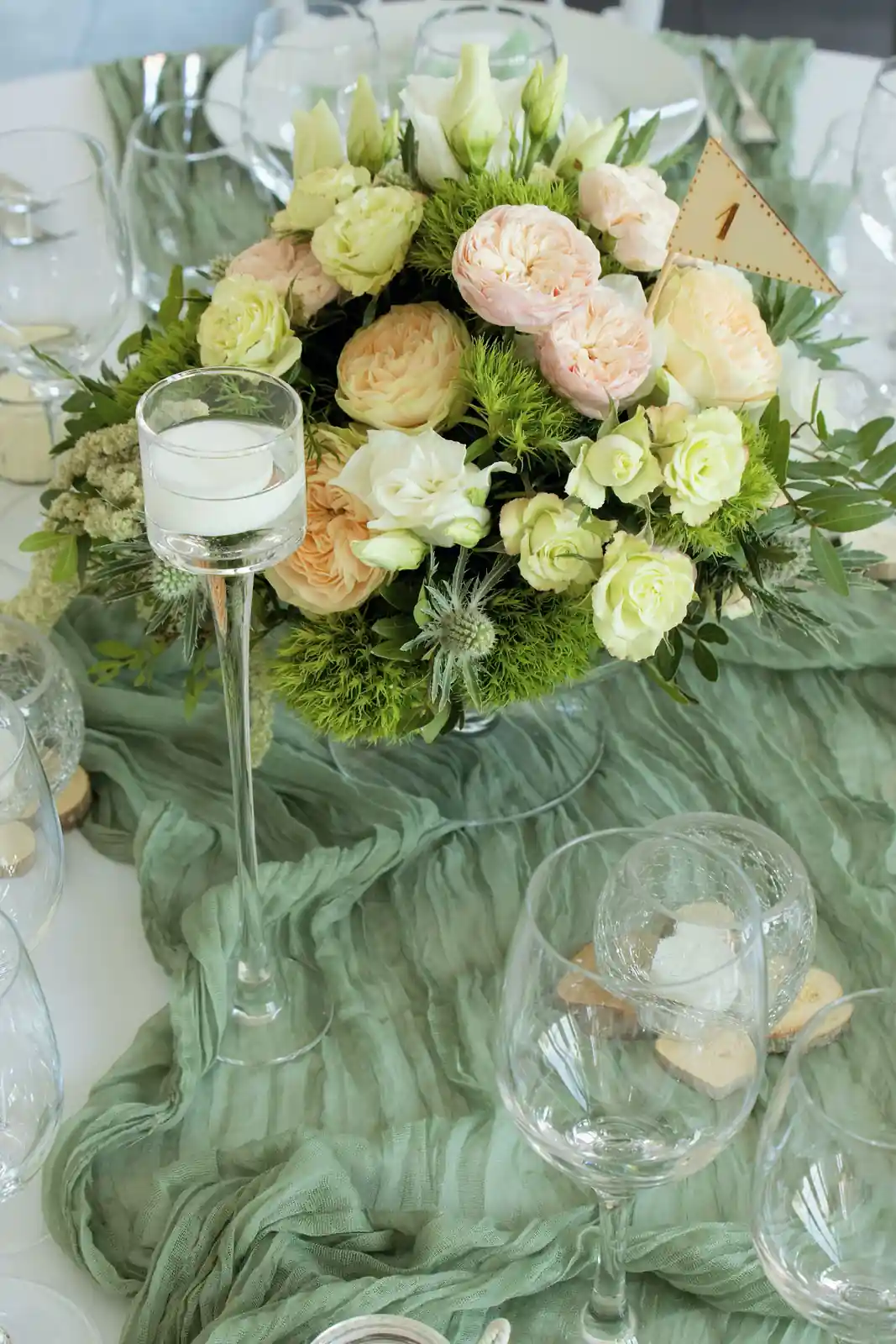 Centre de table de mariage vert et rose
