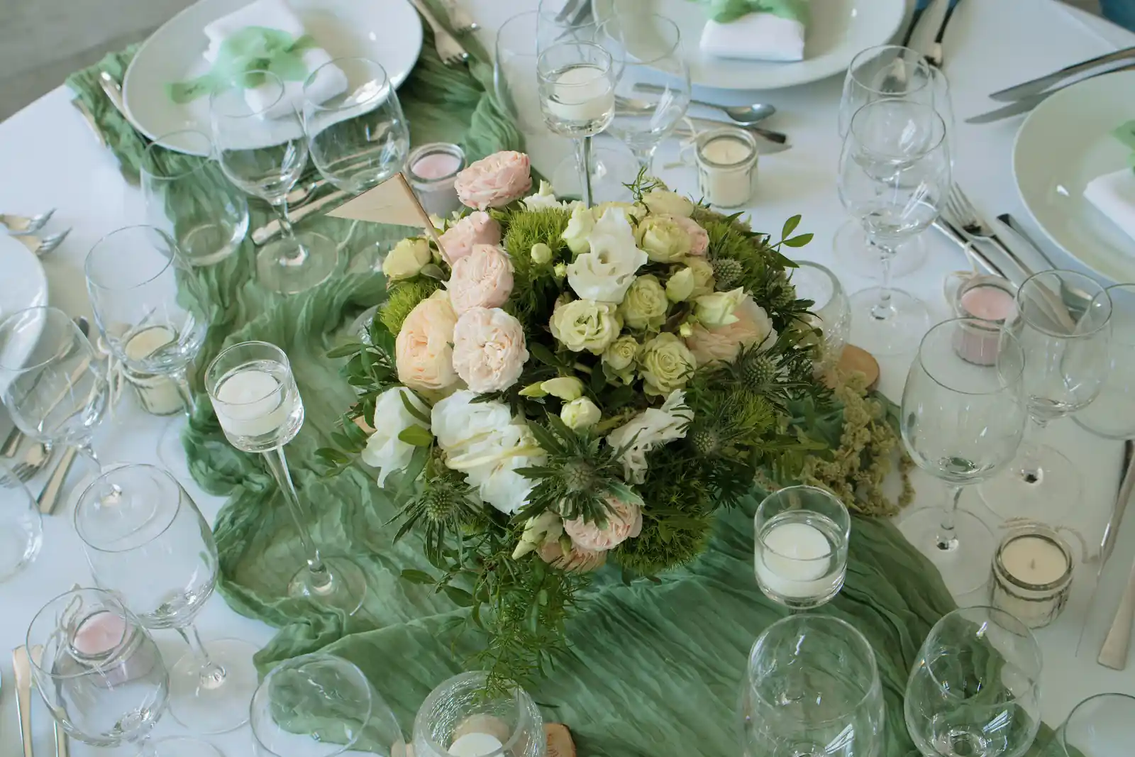 Centre de table roses et eustomas