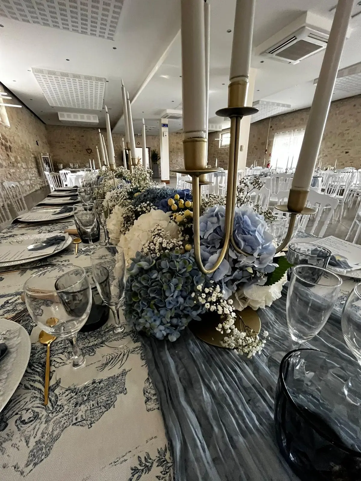 Centre de table mariage hortensias bleus sur chandelier