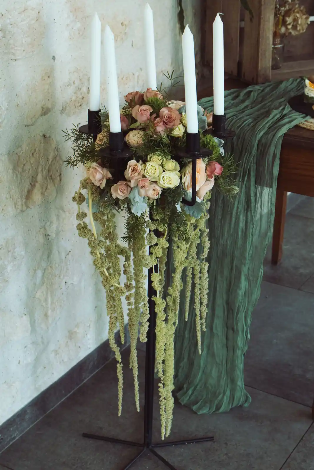Chandelier fleuri avec amarante pour mariage