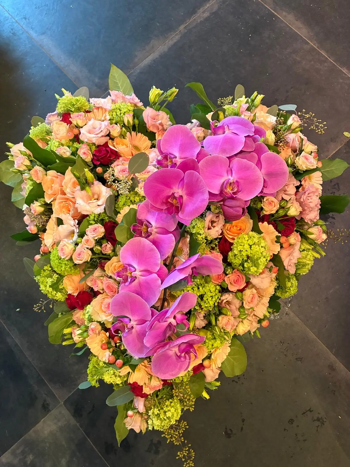Cœur funéraire orchidée phalaenopsis et roses pêche