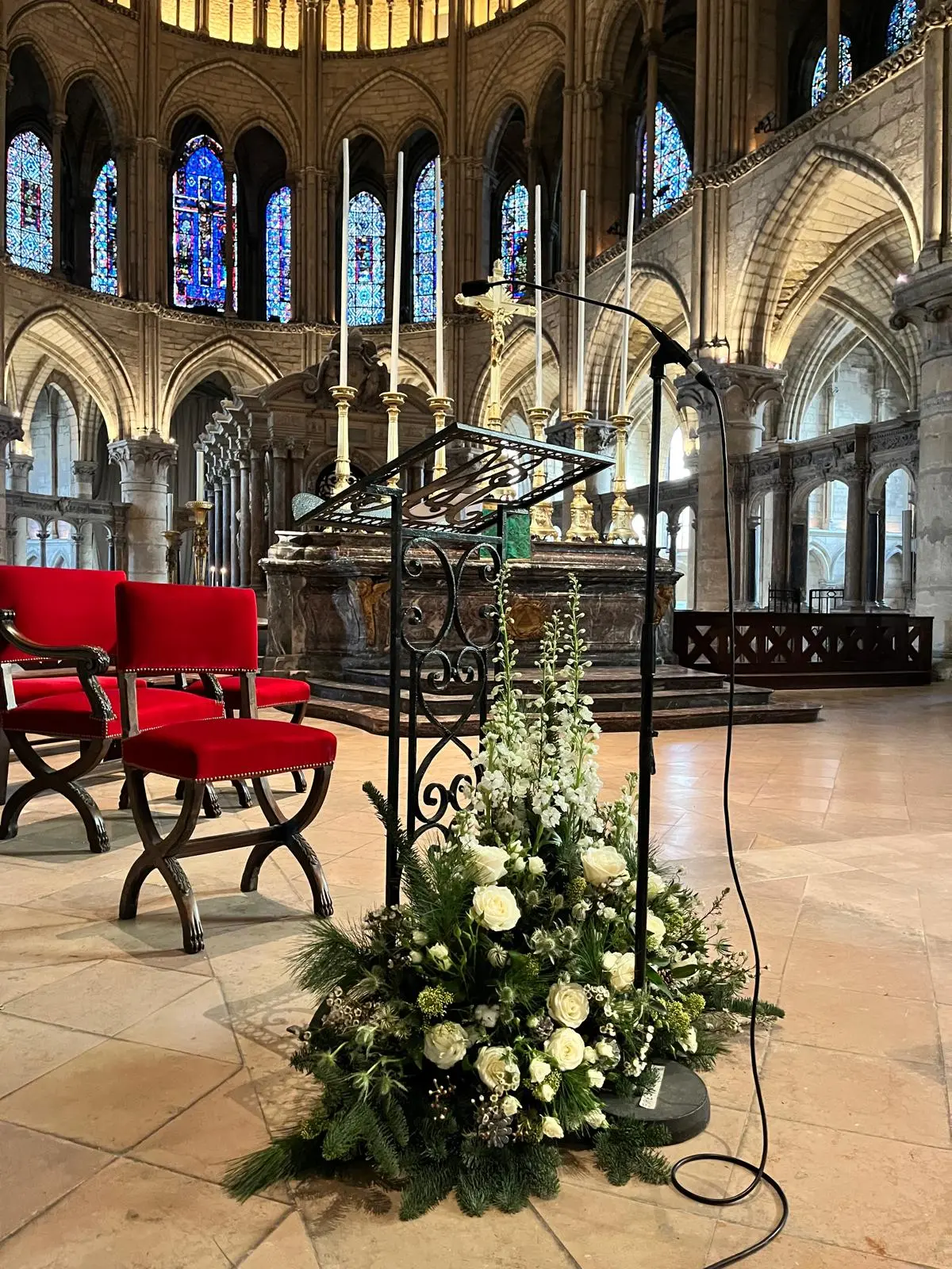 Composition cathédrale pupitre roses blanches et sapin