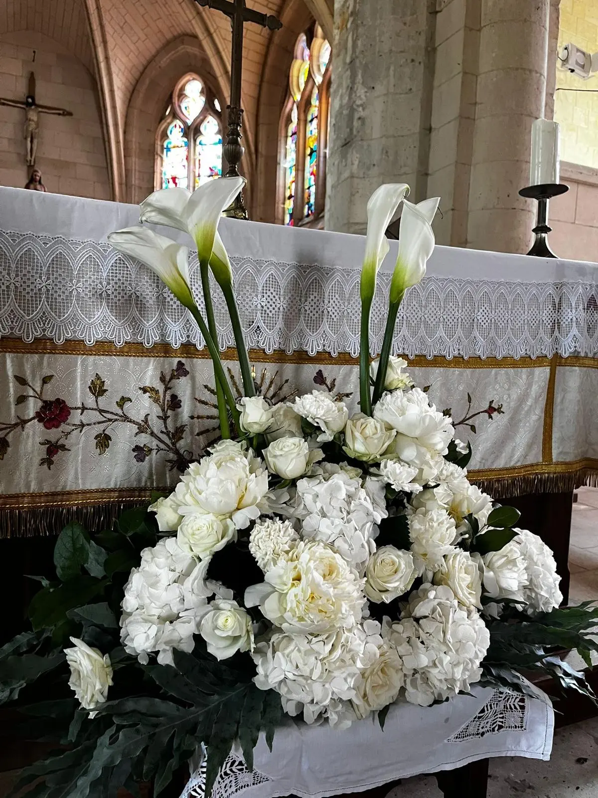 Composition église mariage arums et roses blanches