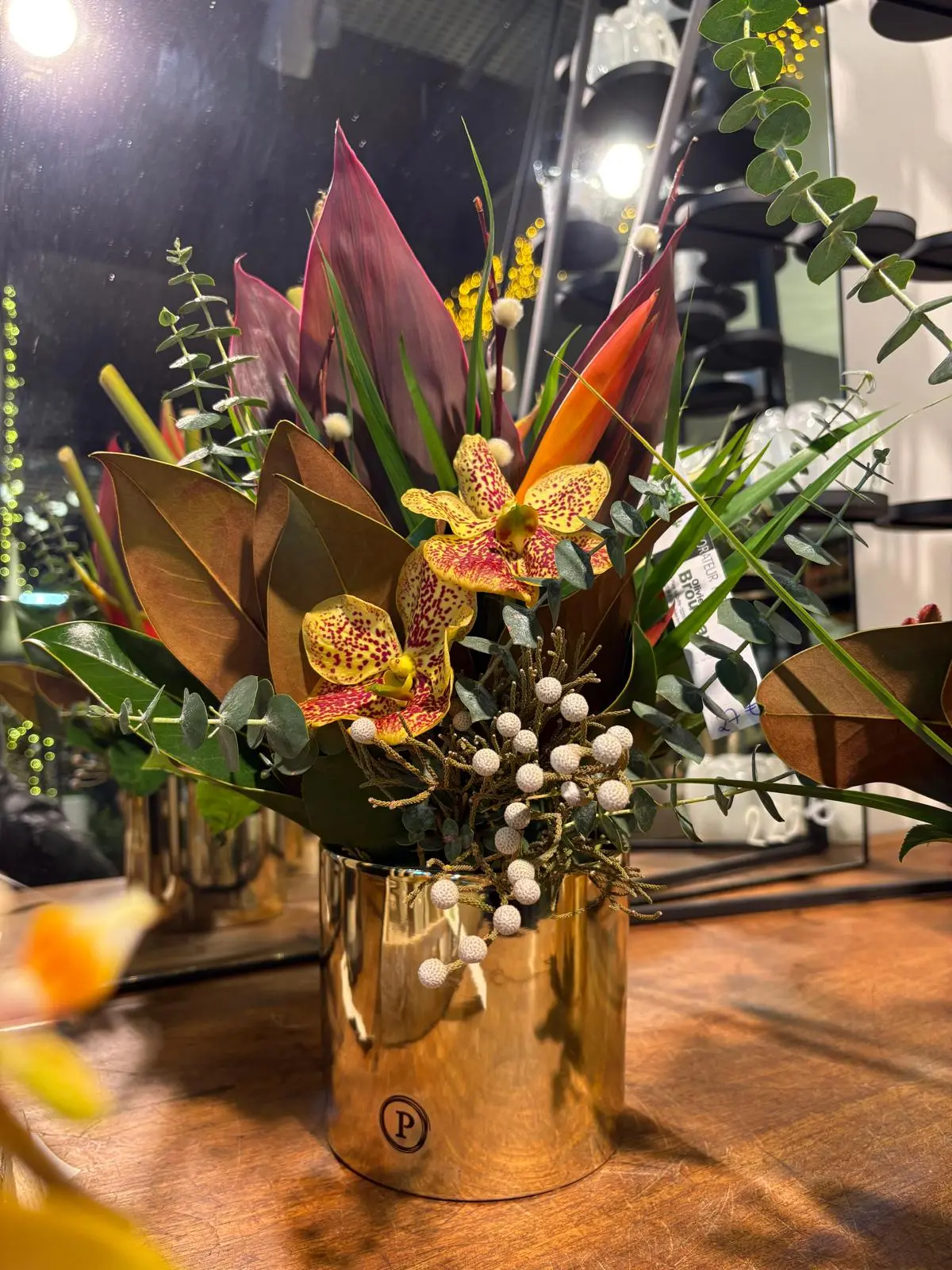 Composition exotique orchidée vanda en vase doré