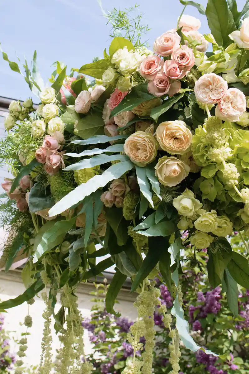 Composition florale avec roses et hortensias