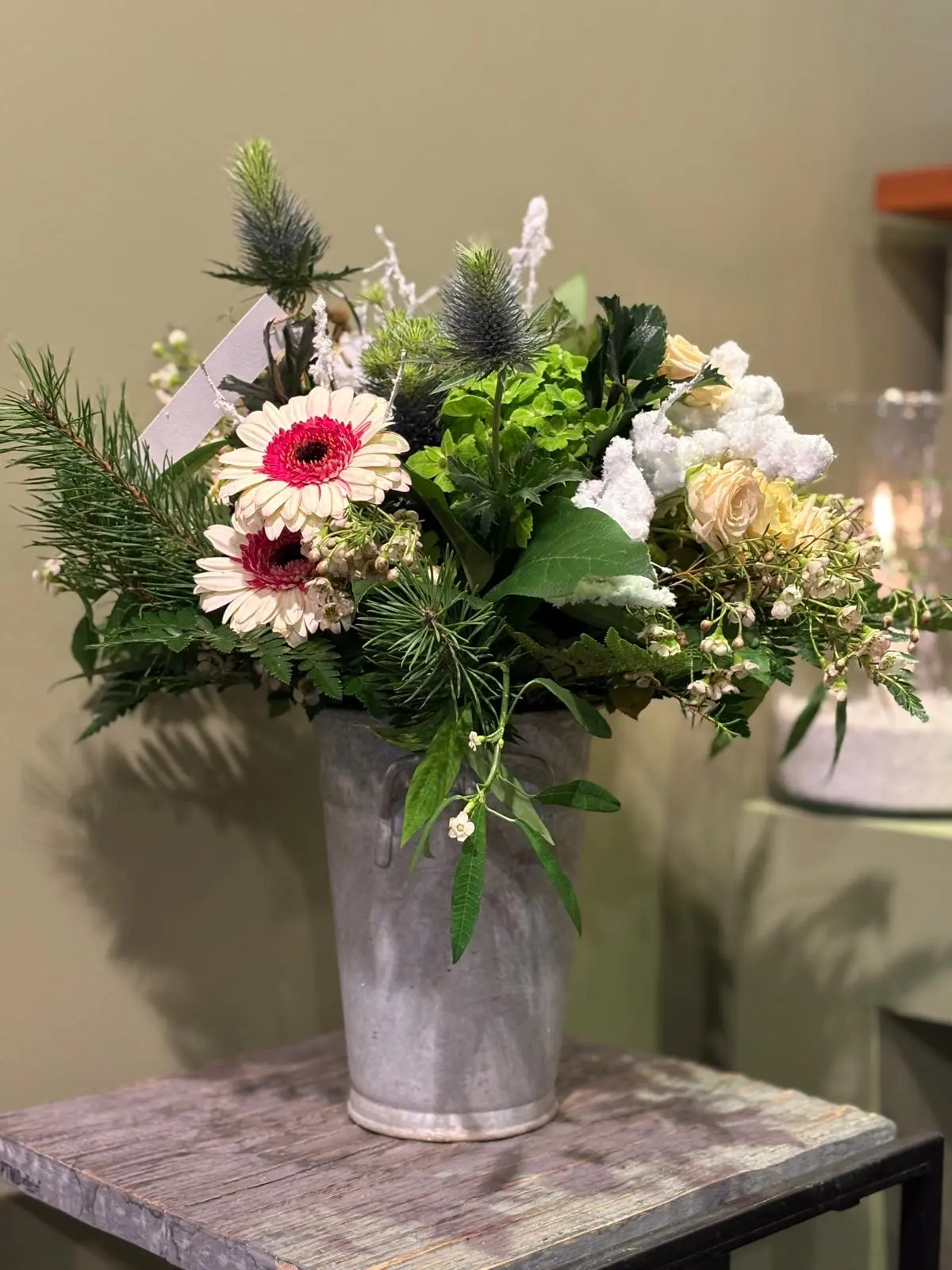 Composition hivernale gerbera chardon et roses