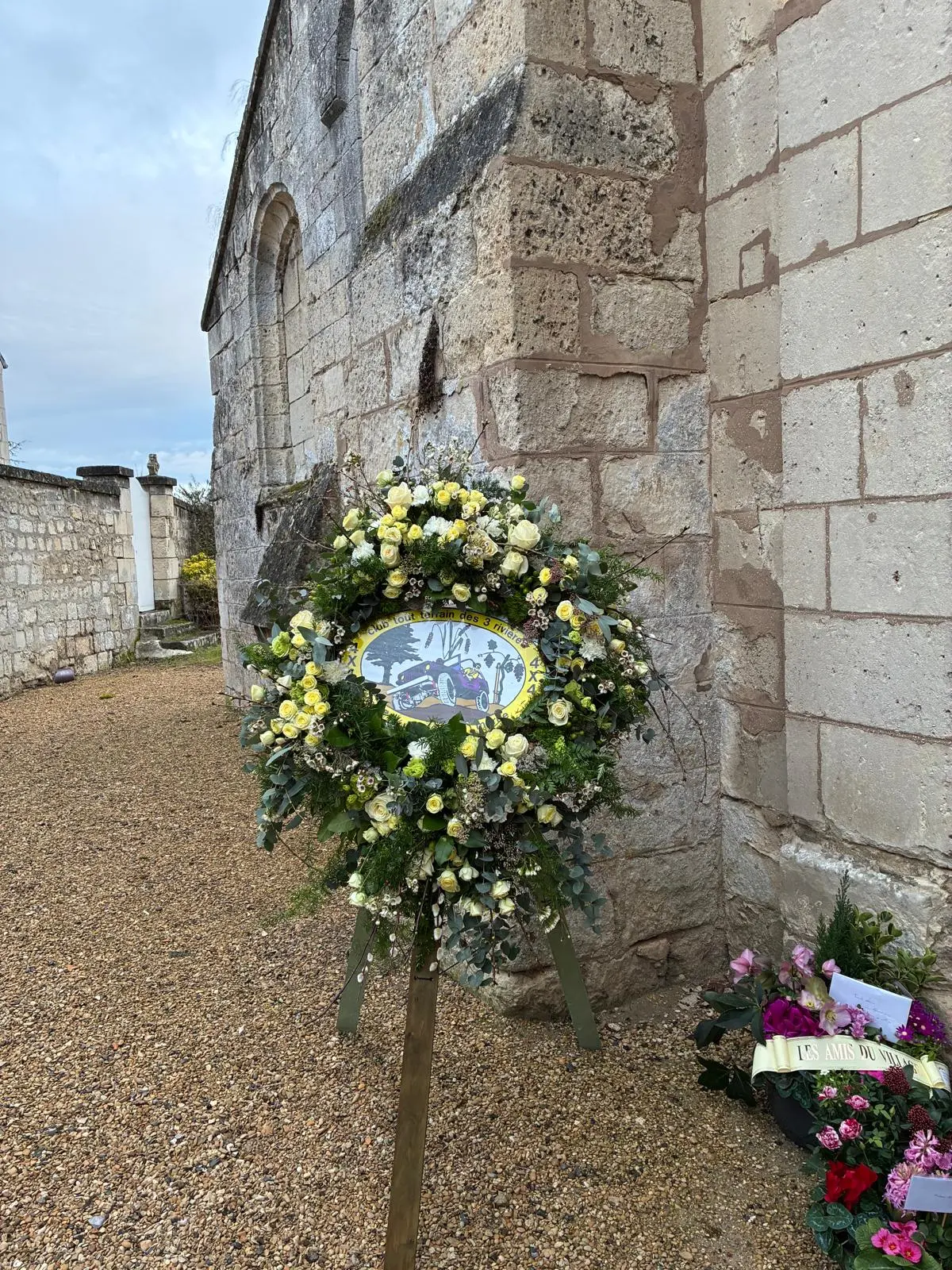 Détail couronne funéraire roses jaunes
