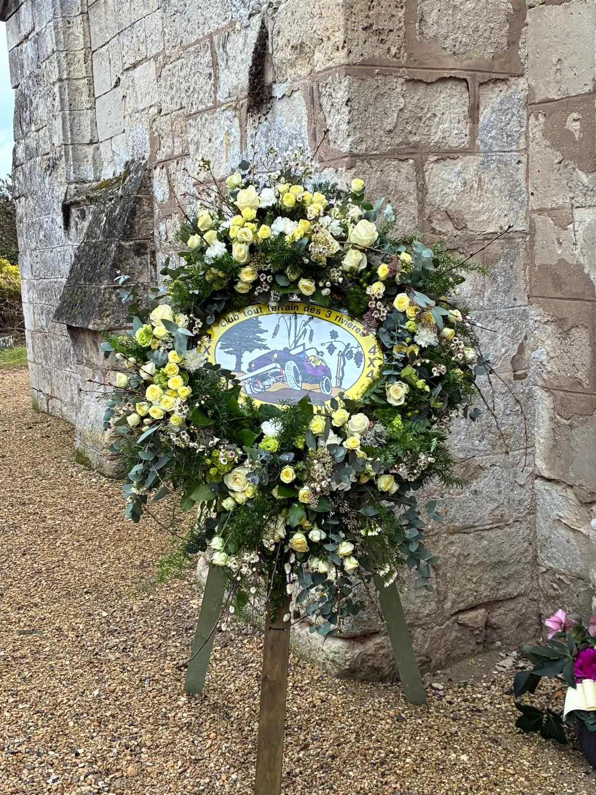 Vue ensemble couronne funéraire