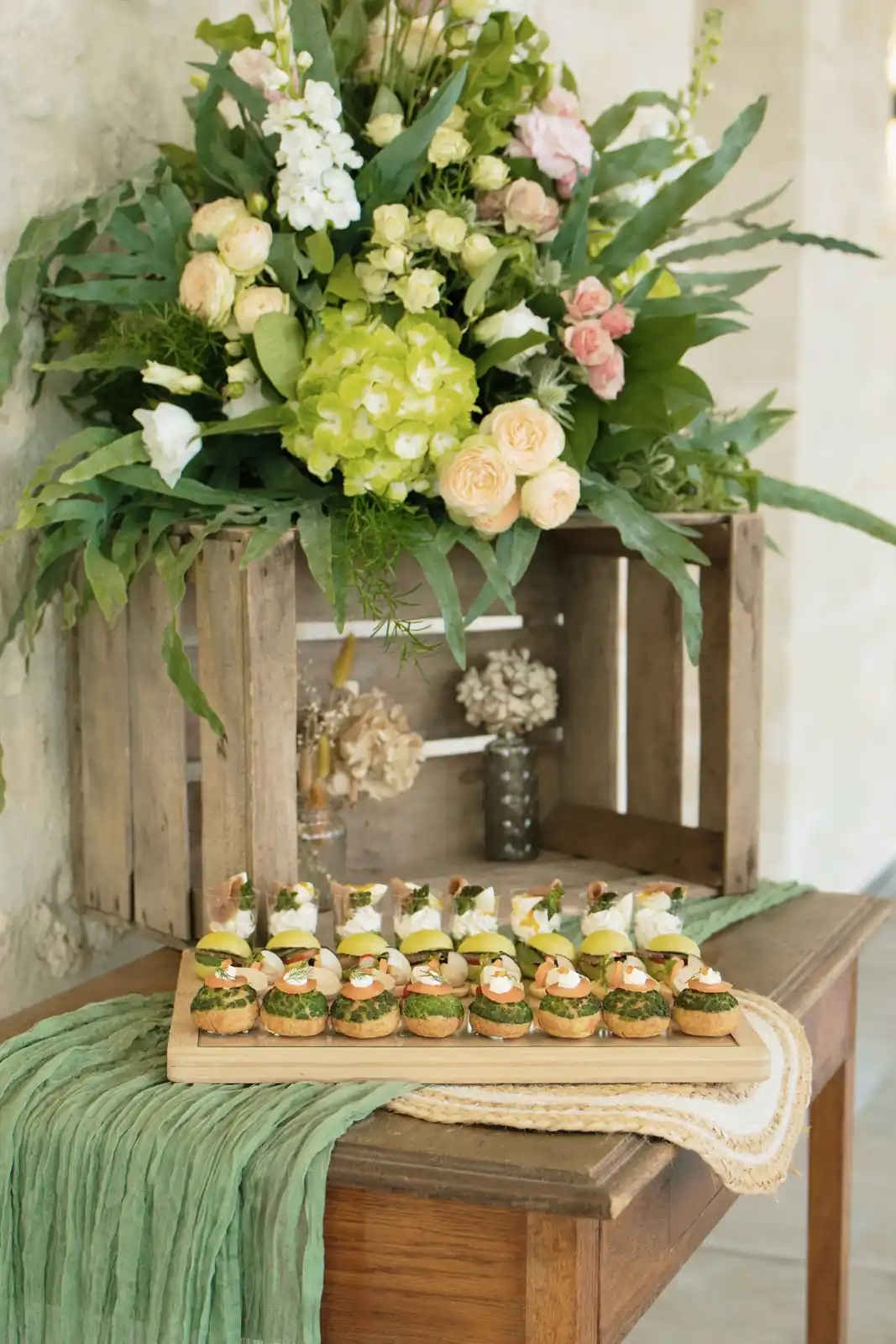 Décoration florale pour buffet de mignardises