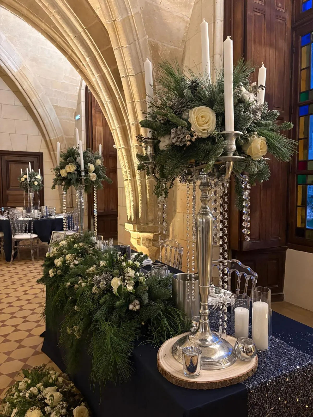 Décoration mariage château chandeliers argentés et sapin