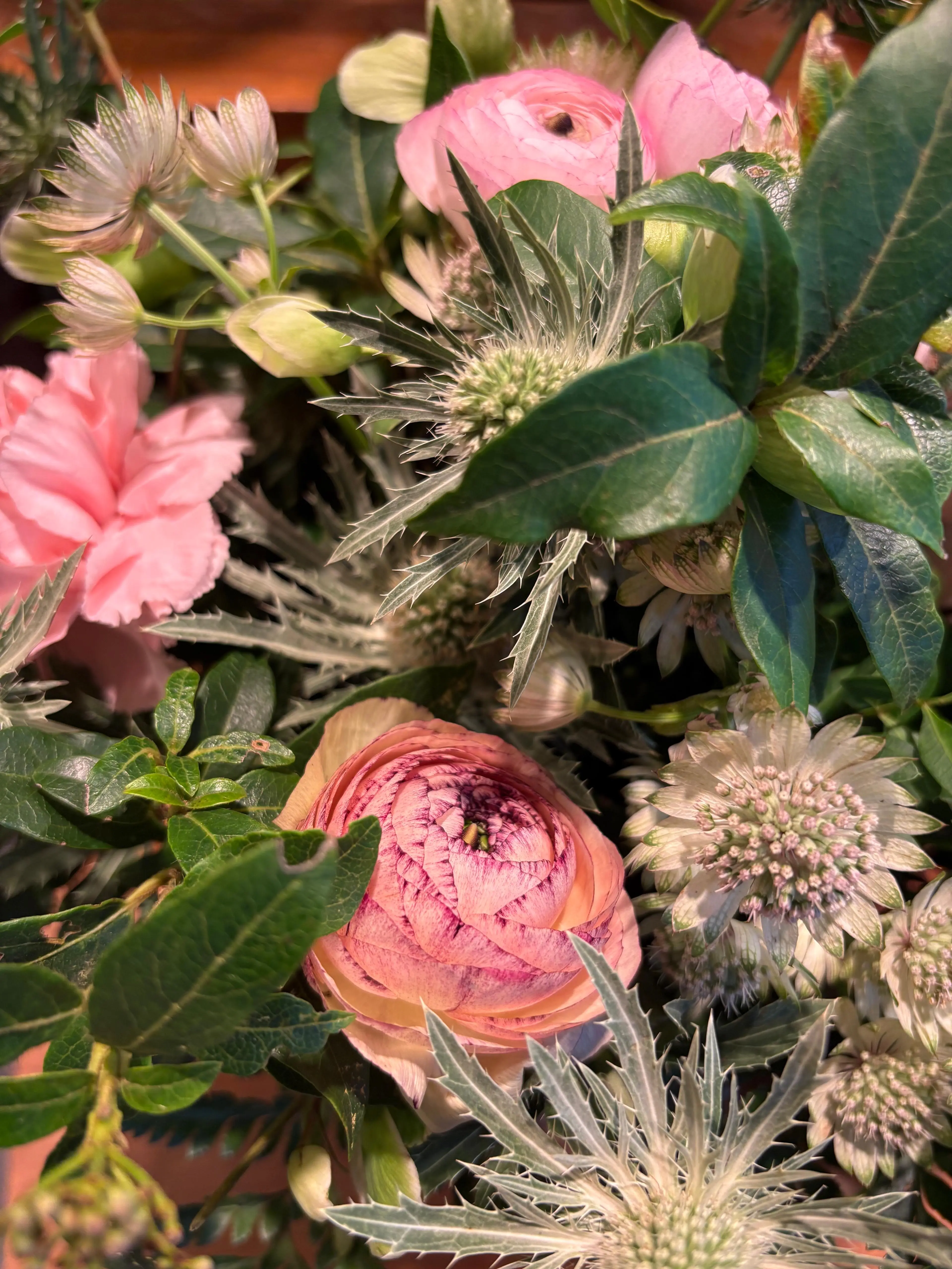 Détail bouquet renoncules roses et chardon