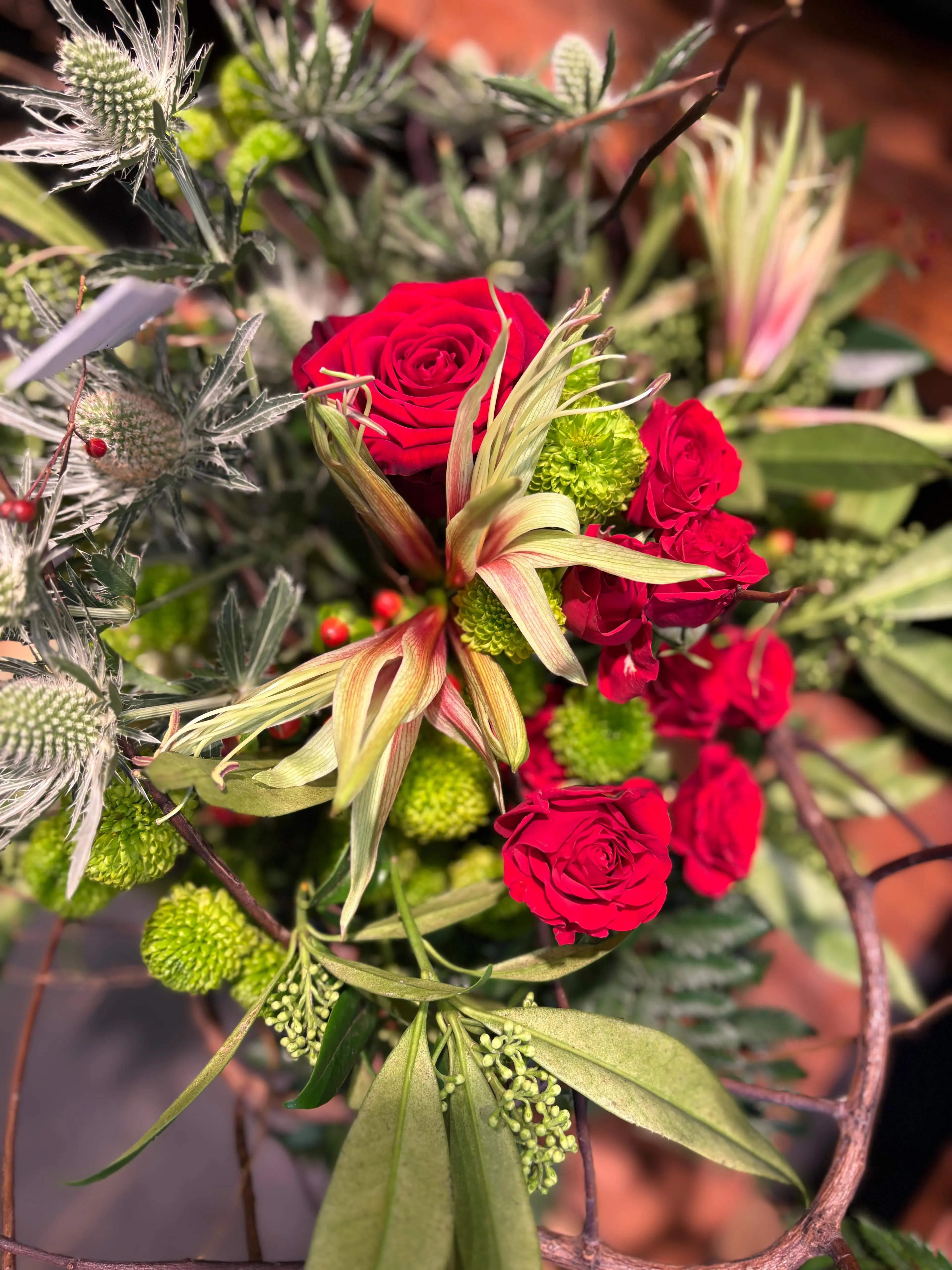 Détail bouquet roses rouges chardon et chrysanthème