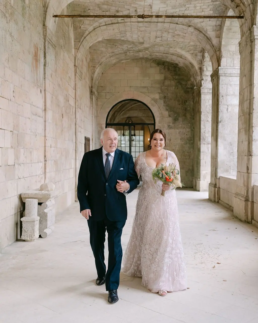 Photo mariage mariée avec bouquet champêtre