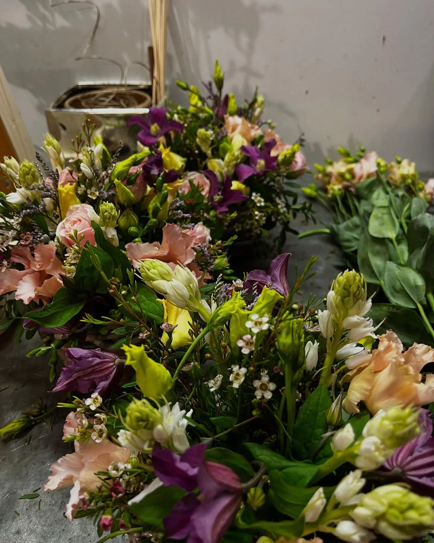 Préparation bouquets champêtres lisianthus et roses