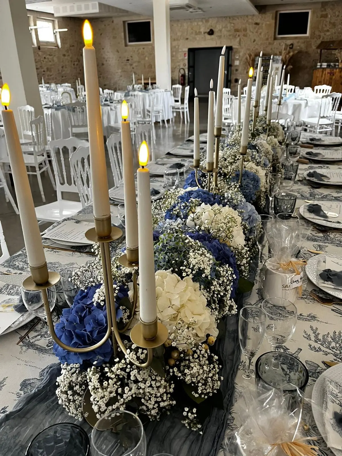 Salle mariage tables hortensias bleus et chandeliers