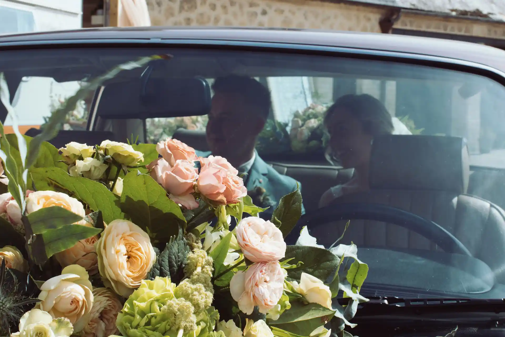 Bouquet sur voiture de mariage
